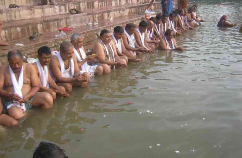 pitru paksha me kya karna chahiye Chitrakoot UP Hindi News जीवन की सारी समस्याओं से मुक्ति पाने का माध्यम है पितृ पक्ष, जानिए कैसे