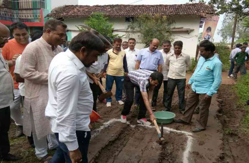 collector बेमेतरा को स्वच्छता में अव्वल बनाने मंत्री से लेकर अधिकारी ने किया अनोखा श्रमदान