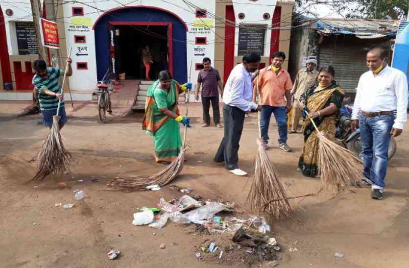 nagar nigam इस शहर की महापौर ने लगाया झाड़ू, कचरा उठाने पहुंचे आयुक्त