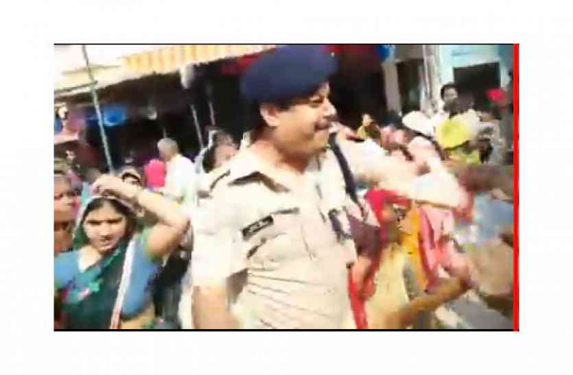 Attack on police गाजियाबाद में जांच के लिए पहुंचे सीओ के साथ भाजपा कार्यकर्ताओं ने की बदसलूकी, फाड़ी वर्दी