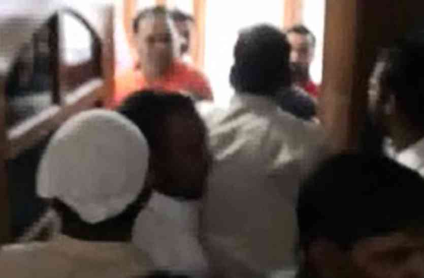 BJP fight मंत्री के आगमन पर भाजपाईयों में हुई लड़ाई, एक-दूसरे को निकाला कार्यालय से बाहर