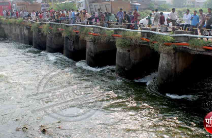 Child death, river, banswara, kagdi, basnwara news, banswara hindi news, banswara latest hindi news Video : बांसवाड़ा : नदी में डूबा बालक, दर्दनाक मौत, 2 किमी दूर मिला शव