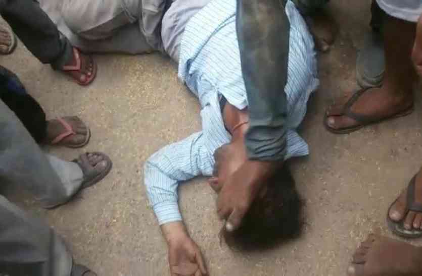 crime रुपए लूटकर भाग रहे दो चोरों को पकड़ लोगों ने की जमकर धुनाई