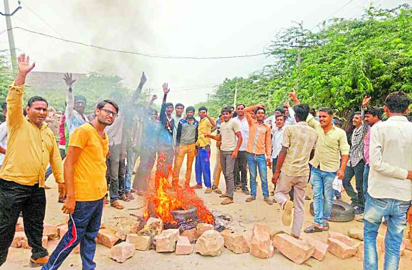 accident by police chetak one villager died तस्कर का पीछा करने के दौरान पुलिस की चेतक हुइ ग्रामीण की मृत्यु पर बाजार बंद और ग्रामीणों का प्रदर्शन..