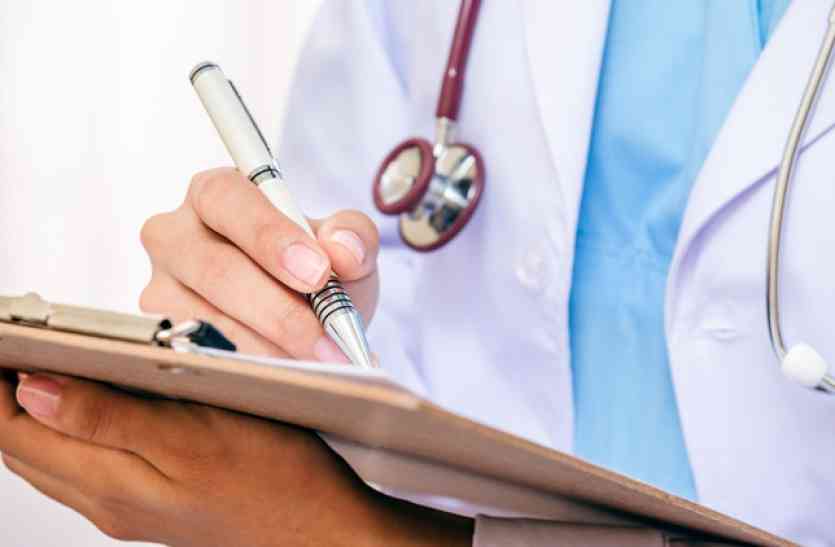 doctor doing illegal practice in home डॉक्टर साहब क्वार्टर में यूं करते मिले प्रेक्टिस, अस्पताल से भी उठा रहे भत्ता