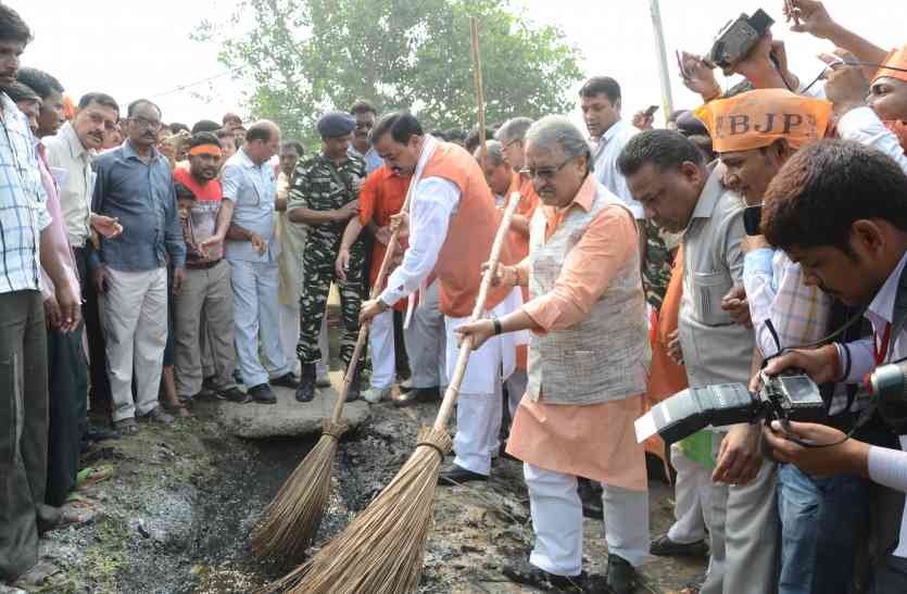 Narendra Modi डिप्टी सीएम ने नाली में लगाई झाड़ू, सफाई का संकल्प दिलाया
