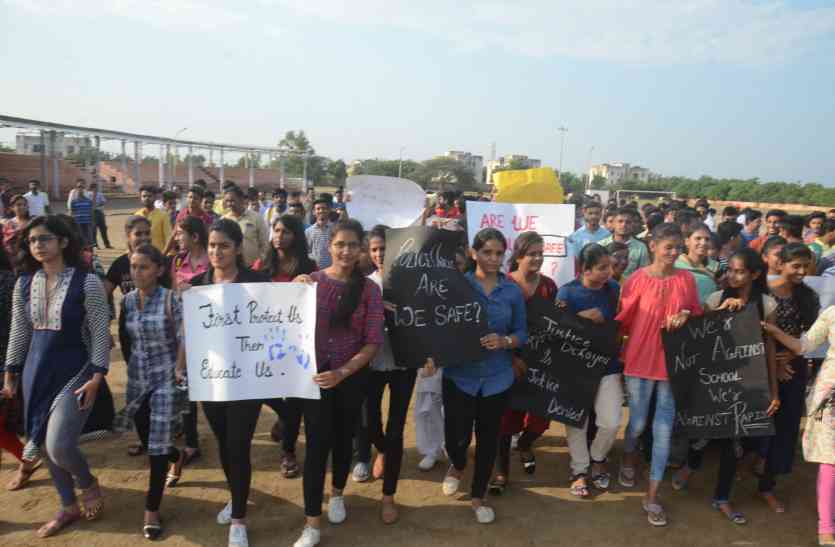 Students protest in Barmer बाड़मेर में आक्रोश की चिंगारी, पुलिस से बेटियों का सवाल, क्या हम सुरक्षित?
