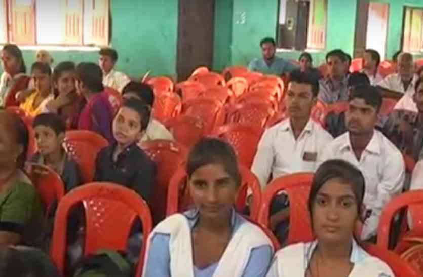 Empty Chairs मंत्री के कार्यक्रम में भीड़ नहीं जुटा पाए भाजपाई