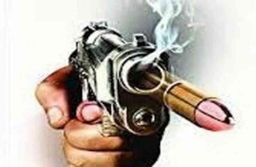 Firing from a luxury car in jabalpur luxury car से फायरिंग, एक के बाद एक चलाई तीन गोलियां, फिर यह हुआ