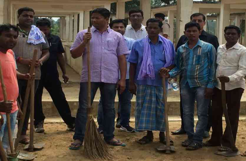 minister come to swachta abhiyan हाथों पर माइक की जगह झाड़ू पकड़े हुए कोई और नहीं मंत्री जी निकले हैं अपनी अहम जिम्मेदारी निभाने