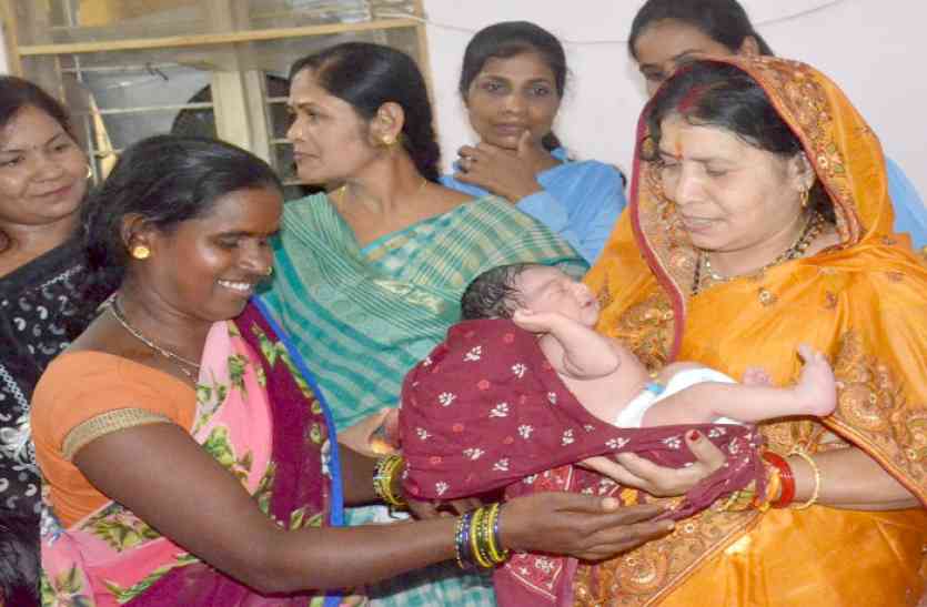 Ramshila sahu मंत्री रमशीला ने नवजात को गोद में लेकर महिला से पूछा - कोई तकलीफ तो नहीं
