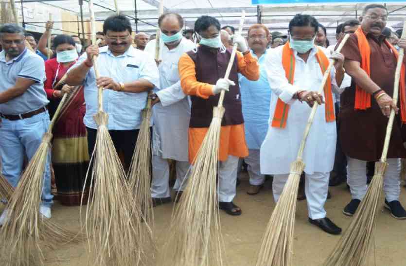 Home minister, MP and other leaders Video : झाड़ू लगाने 2 घंटे लेट से पहुंचे गृहमंत्री, 55 मिनट भाषण के बाद डेढ़ मिनट सिर्फ पकड़े रखा झाड़ू