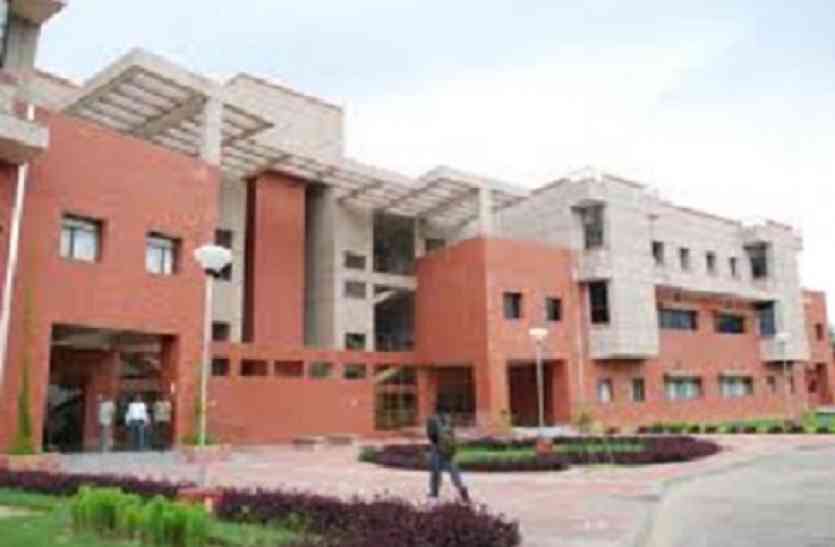 IIT Kanpur आईआईटी में सीनियर ने जूनियरों को बनाया मुर्गा