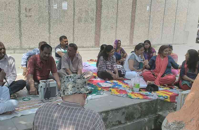 express view society 400 परिवारों का रातों रात बदल गया रास्ता, सोसायटी के गेट पर आरडब्ल्यूए ने जड़ा ताला