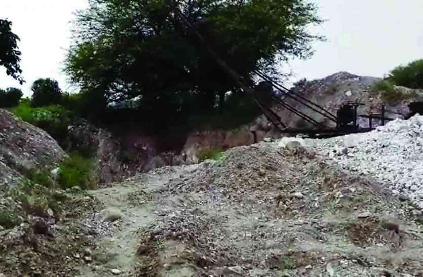illegal mining, Illegal mining rajsamand, Rajsamand news, Rajsamand Hindi news, Latest hindi news rajsamand, Rajsamand PATRIKA STING : ‘क्वाट्र्स-फेल्सपार का खनन तो अवैध है, मगर खनि अभियंता व पुलिस को देते हैं बंधी, कोई नहीं आएगा