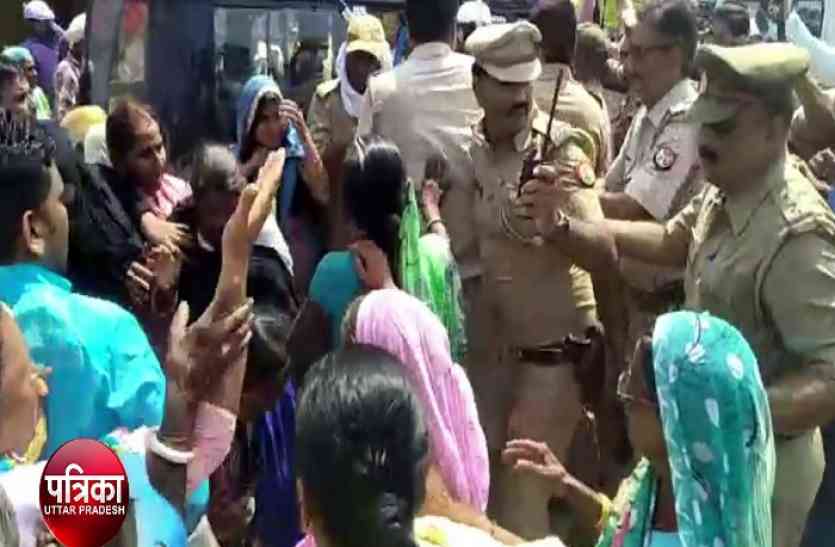 Police lathicharge on farmers in Gorakhpur गोरखपुर में मुआवजे को लेकर प्रदर्शन कर रहे किसानों पर पुलिस ने भाजी लाठी