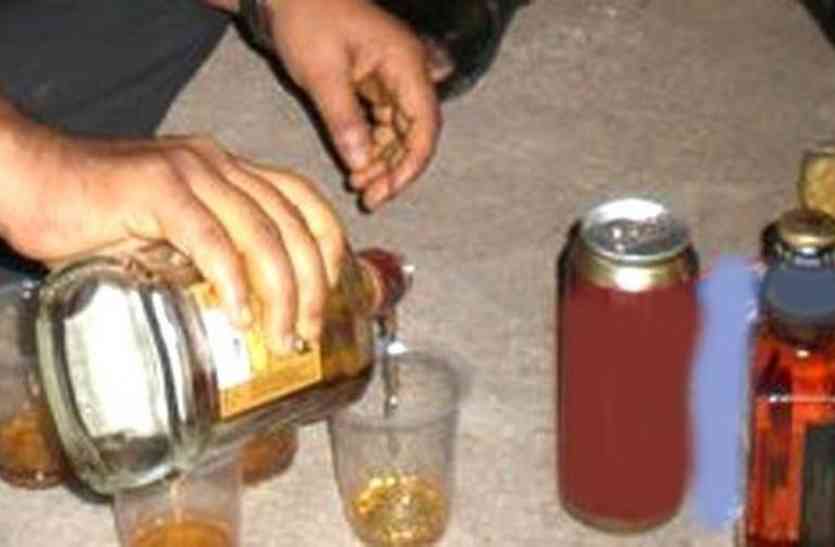 Khandwa,khandwa crime news,khandwa police, Father and Son killed by drinking poisonous liquor ये नशीला जाम बाप-बेटे के लिए बन गया मौत का प्याला...
