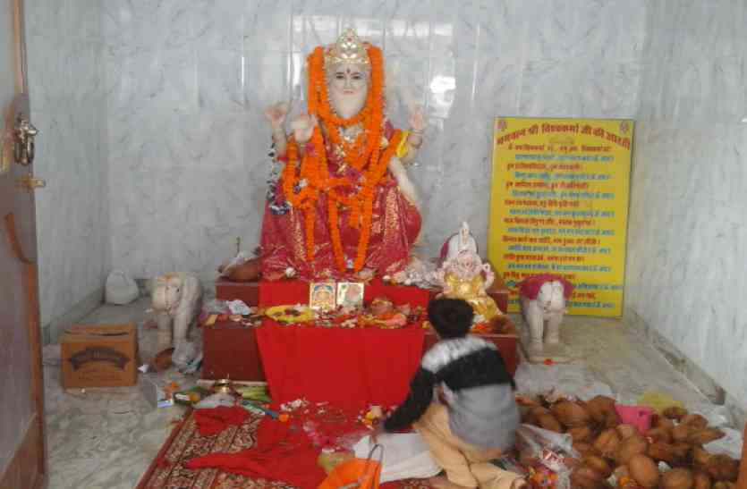 Lord Vishwakarma Video : देवशिल्पी विश्वकर्मा की धूमधाम से हुई पूजा, मैरिन ड्राइव में उमड़ी श्रद्धालुओं की भीड़