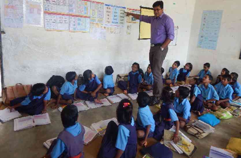 mahasamund collector जब चौथी क्लास की स्टूडेंट ने पूछा - सर कैसे बनते हैं IAS तो कलक्टर ने दिया ये जवाब