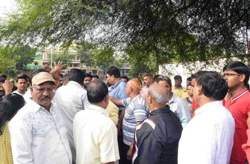 patrika स्वच्छता पखवड़ा बना अखाड़ा - युवा बोलें मंत्री से यहां नहीं नौटंकी की जरूरत, वापस लौटाया