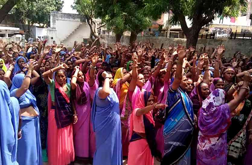 mahwa news आंगनबाड़ी कार्यकर्ताओं की हड़ताल जारी