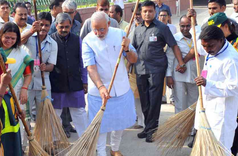 modi मोदी के स्वच्छता अभियान के लिए सरकार के पास नहीं है फंड, प्राइवेट कंपनियों से की डिमांड