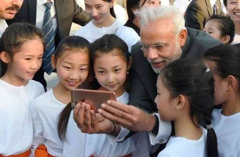 modi sefie PM मोदी को भाता है iphone, जानें दुनिया के ताकतवर नेता कौन सा फोन करते हैं यूज