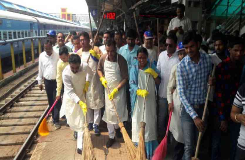 PM Modi birthday celebrates as service day in jabalpur BJP MP, MLA बने आप कार्यकर्ता, किया यह काम