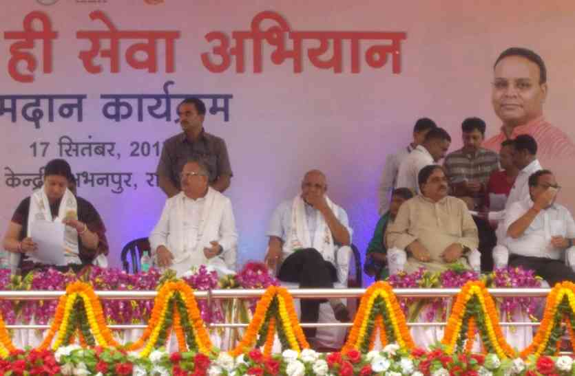 smriti केंद्रीय मंत्री स्मृति ईरानी बोलीं-10 दिन में 10 हजार शौचालय बनना अनोखी बात