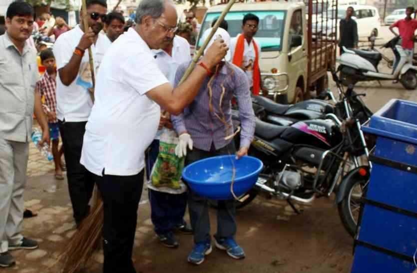 brijmohan मंत्री बृजमोहन ने की गांधी और शास्त्री से पीएम मोदी की तुलना, कार्यक्रम में ये क्या कह डाला