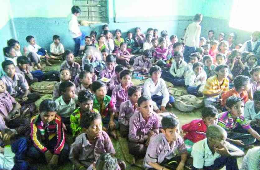 children studying प्राइमरी ,मिडिल स्कूलों के बच्चों की जान खतरे में