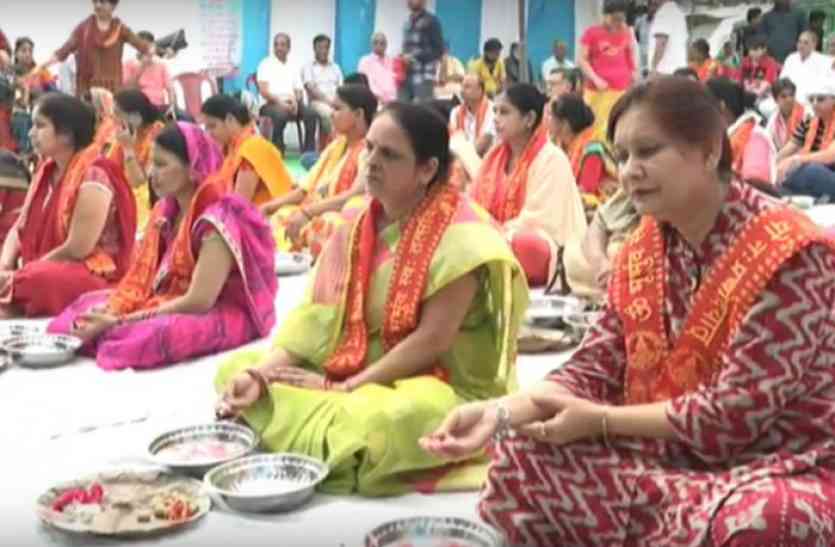 Women Sharadh on Pitru Paksh सरसैया घाट पर बेटियों ने पिंडदान कर पुरखों को दिलाया मोक्ष