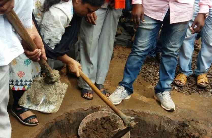 Swachta abhiyan नान अध्यक्ष ने उठाया फावडा व तगाडी तो अधिकारी भी नहीं हटे पीछे, खोद डाला गड्ढ़ा