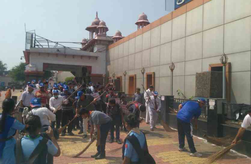 cantt railway station स्टेशन को चमकाने के लिए हो रहे कार्यक्रम, ली गई शपथ