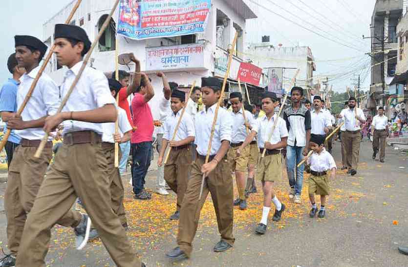 Bhilwara, Bhilwara news, Path circulation in bhilwara, Latest news in bhilwara, Bhilwara news in hindi, Latest bhilwara news in hindi रिहर्सल पर निकले स्वयंसेवकों पर पुष्पवर्षा