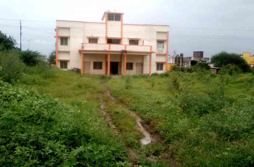 patrika रतलाम मंडी में सुरक्षित नहीं पहरेदार