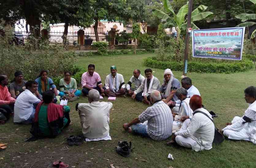 पीएम ने आज ही किया है उद्घाटन सरदार सरोवर बांध का काशी में विरोध, मनाया काला दिवस
