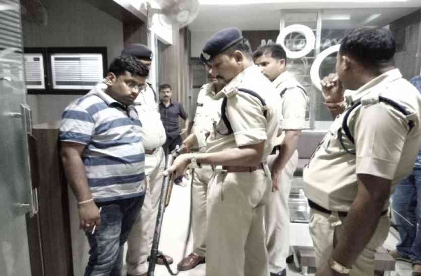 Police in colony अंबिकापुर में दिनदहाड़े चली गोली, पॉश कॉलोनी में मच गई अफरा-तफरी, प्राइवेट गनमैन गिरफ्तार
