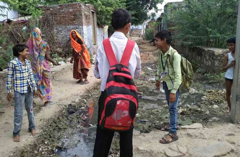 sawaimadhopur रेलवे कॉलोनी कीचड़ में डूबी सडक़, राहगीर परेशान -स्कूली बच्चे भी परेशान