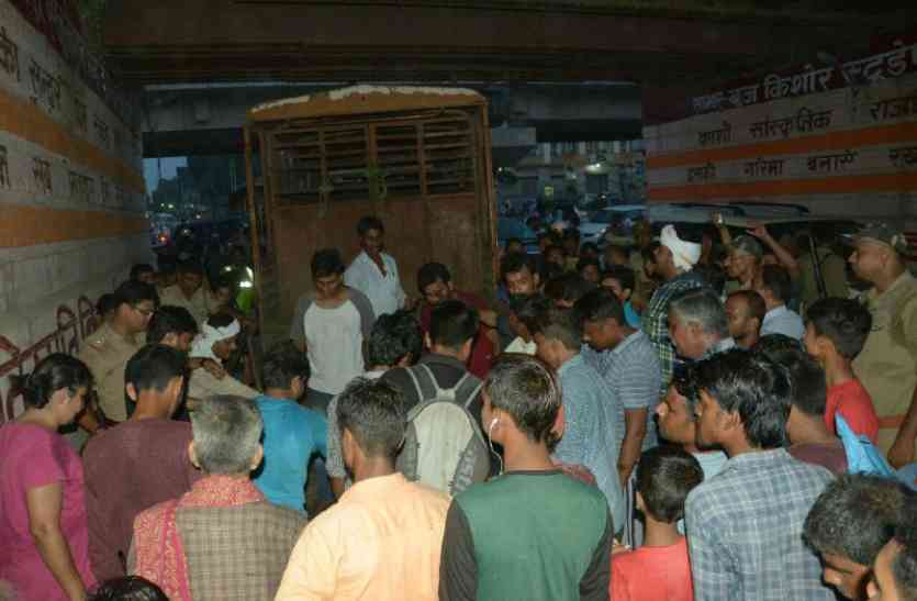 peoples protest against bull accident बनारस में रोडवेज बस की टक्कर से घायल हुआ सांड़, मचा बवाल