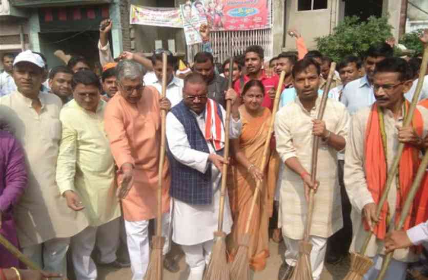 Swami Prasad Maurya स्वामी प्रसाद मौर्या ने कहा देश के प्रधान सेवक ने सवा करोड़ जनता को माना अपना परिवार