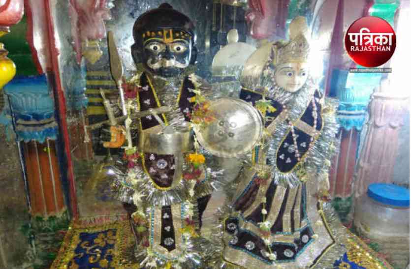 Bhilwara, bhilwara news, Crown stolen Temple in bhilwara, latest news in bhilwara, Bhilwara news in hindi, Latest bhilwara news in hindi द्वारिकाधीश मंदिर से 900 ग्राम के चांदी के दो मुकुट चोरी