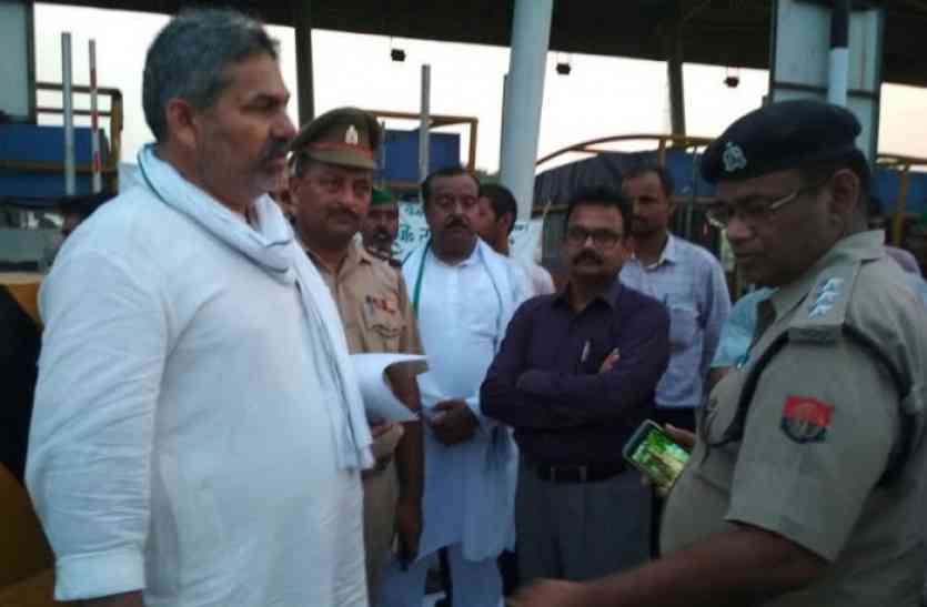 Fight on Toll किसानों के नेता को रोका तो हो गया हंगामा, बारा टोल पर दो घंटे रहा कब्जा