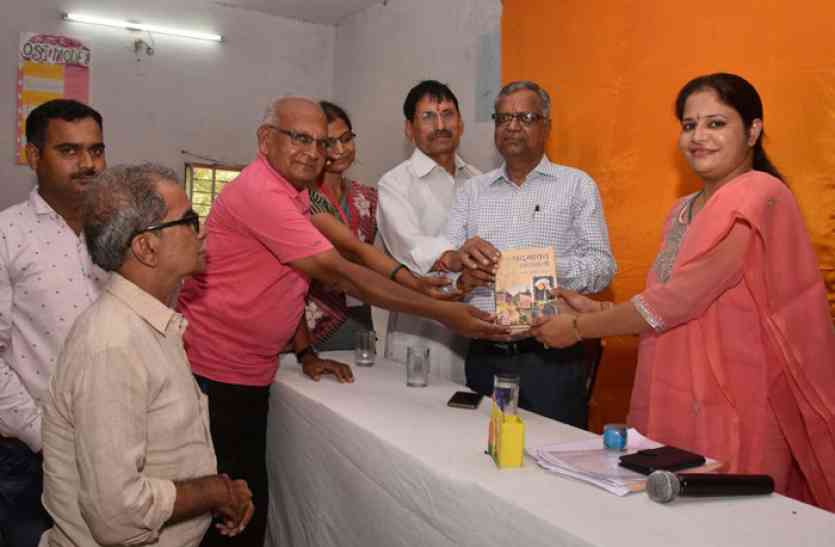 सममान कविता पाठ में शैफाली तो भित्ती चित्र प्रतियोगिता में ज्योति स्वामी रहे प्रथम स्थान पर