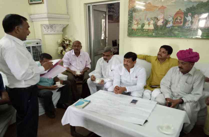 बैठक लेते विधायक विधायक ने काम में तेजी लाने के दिए निर्देश, दिसम्बर तक हर हाल में रोजाना लोगों को मिले बीसलपुर का पानी