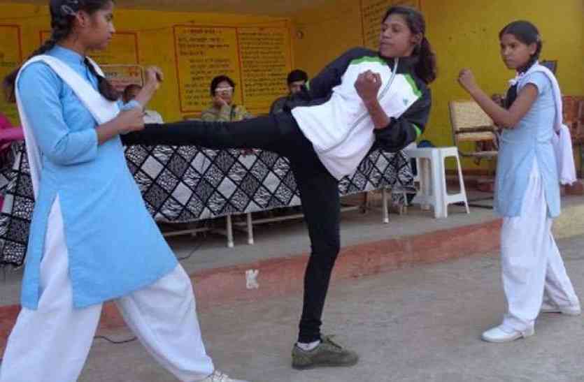 self defence training for girls आत्मरक्षा के लिए ट्रेंड की जाएगी इंटर की छात्रायें, जूडो-कराटे व ताइक्वाडों का मिलेगा प्रशिक्षण