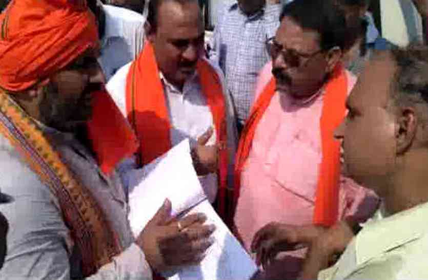 Minister Upendra Tiwari बंद पड़ी नहर की गंदगी देख प्रभारी मंत्री का चढ़ा पारा