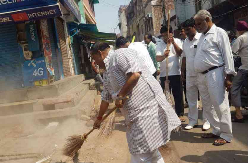 vijay shivare झाड़ू लगाने में माहिर हैं ये भाजपा महानगर अध्यक्ष