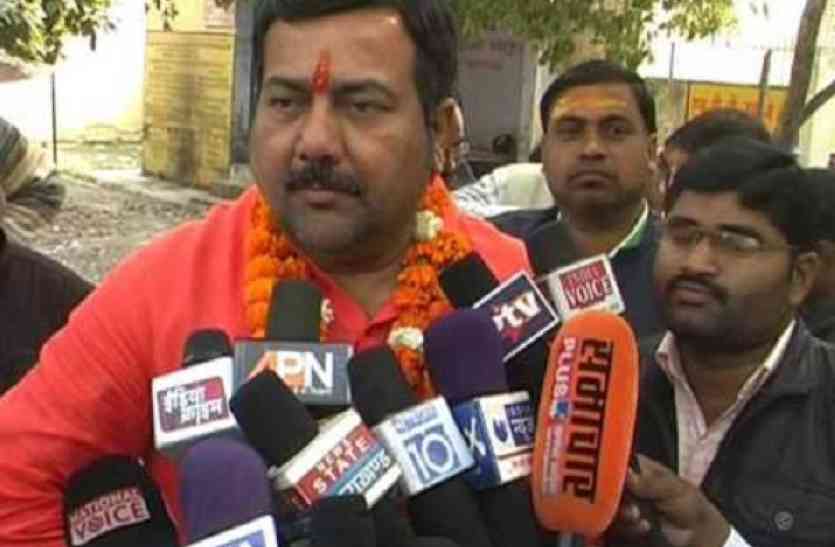 bjp mla,bjp mla vikram singh, भाजपा विधायक विक्रम सिंह के रिश्तेदार ने अधिकारी को जूते से मारने की धमकी दी