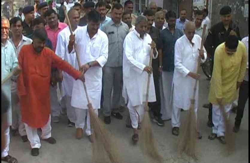 PM Narendra Modi Birthday Celebration In Ayodhya पीएम मोदी के जन्मदिन पर राज्यसभा सांसद विनय कटियार ने रामनगरी में लगाई झाड़ू